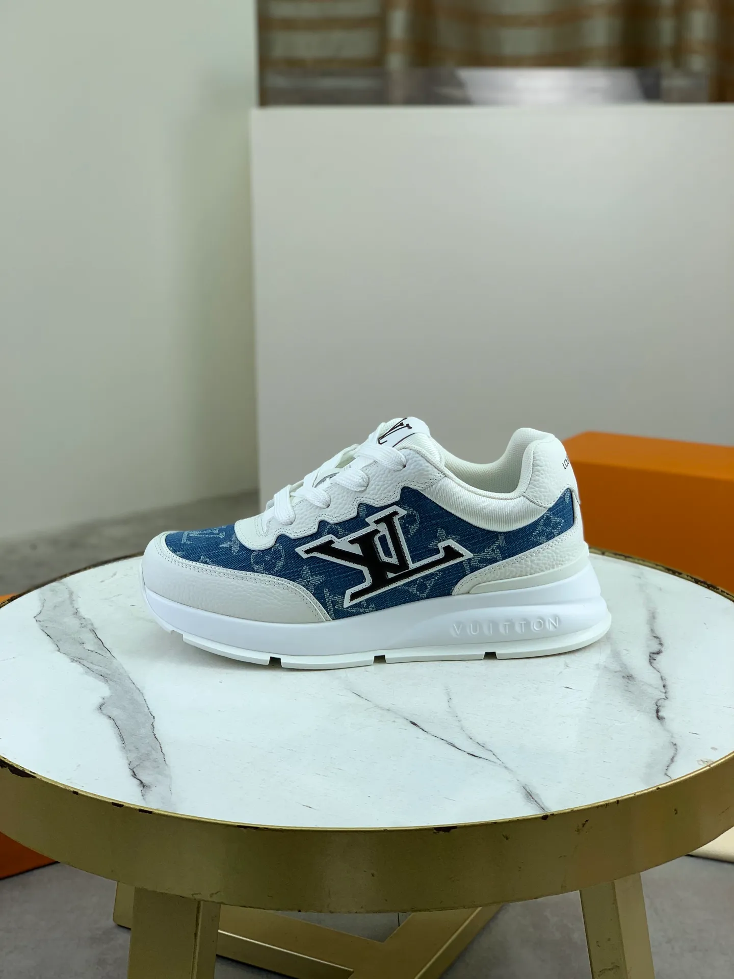 Factory price P700 💶 Top version [LOUIS VUITTON] Couple 🧑‍🤝‍🧑 Craftsman style Counter series (original order) New style 🍀LV Louis Vuitton - top version LV classic high-top trendy shoes! Made of imported original craft calfskin, original breathable lining, and original wear-resistant, lightweight, high-end TPU outsole! High quality products! 2️⃣ colors available, size: female 35-39, male 39-44 (female 40, male 45 46 customized)
